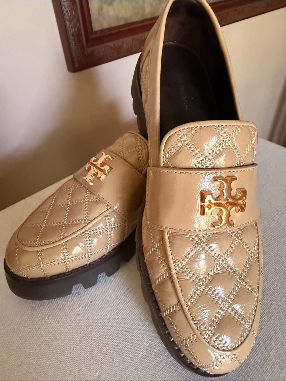 Tory Burch Womens Quilted Patent Leather Loafers in Beige